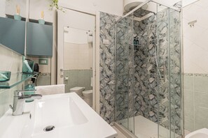 Douche, séchoir à cheveux, bidet, serviettes fournies