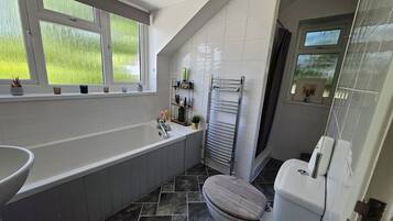 Hårføner, håndklær, såpe og sjampo