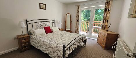 2 makuuhuonetta, silitysrauta/-lauta, ilmainen Wi-Fi, vuodevaatteet