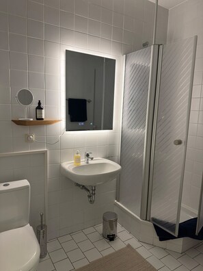 Douche, sèche-cheveux, serviettes fournies, savon