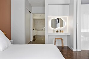 1 chambre, bureau, fer et planche à repasser, lit de bébé portatif