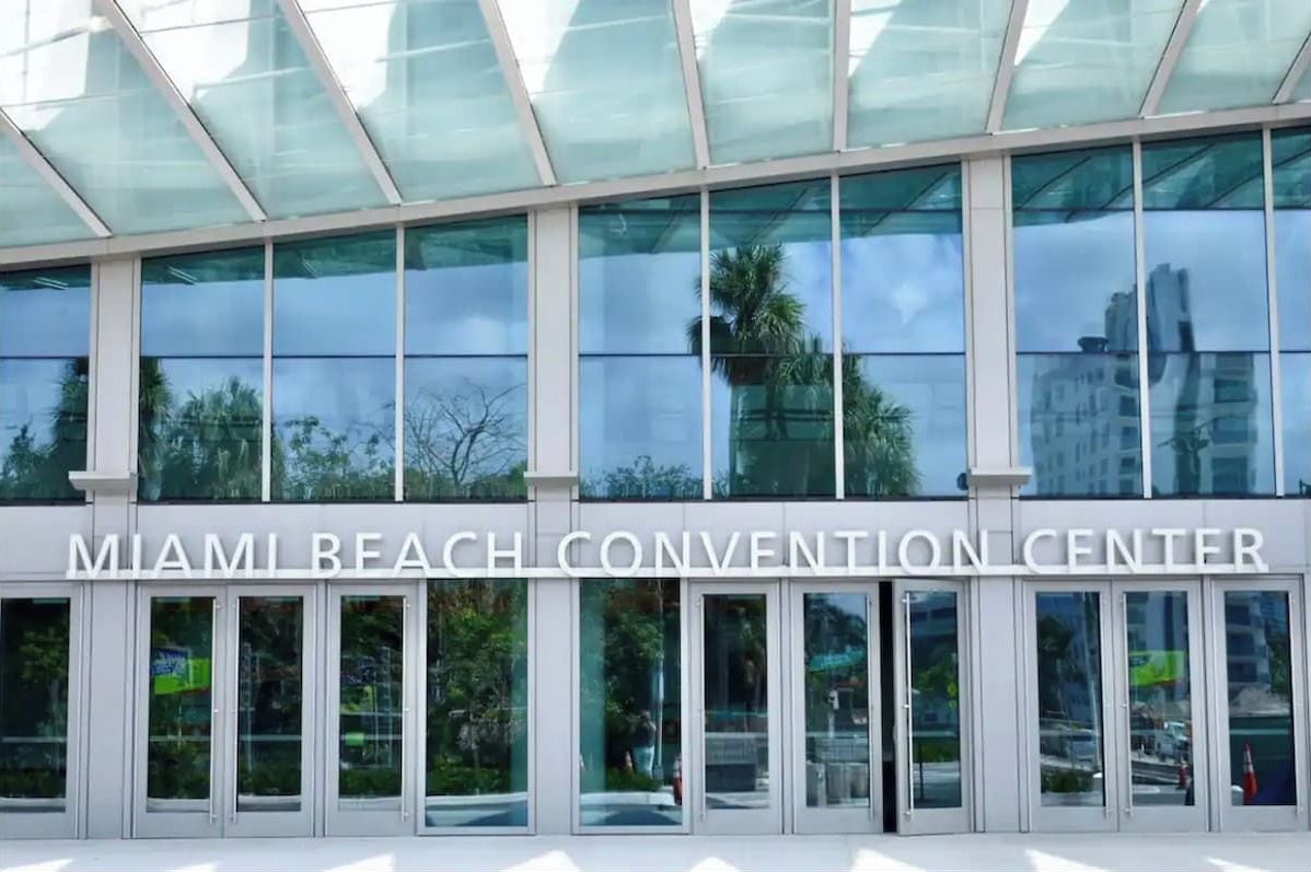Le centre de congrès de Miami Beach se distingue par ses grandes baies vitrées et son architecture moderne.