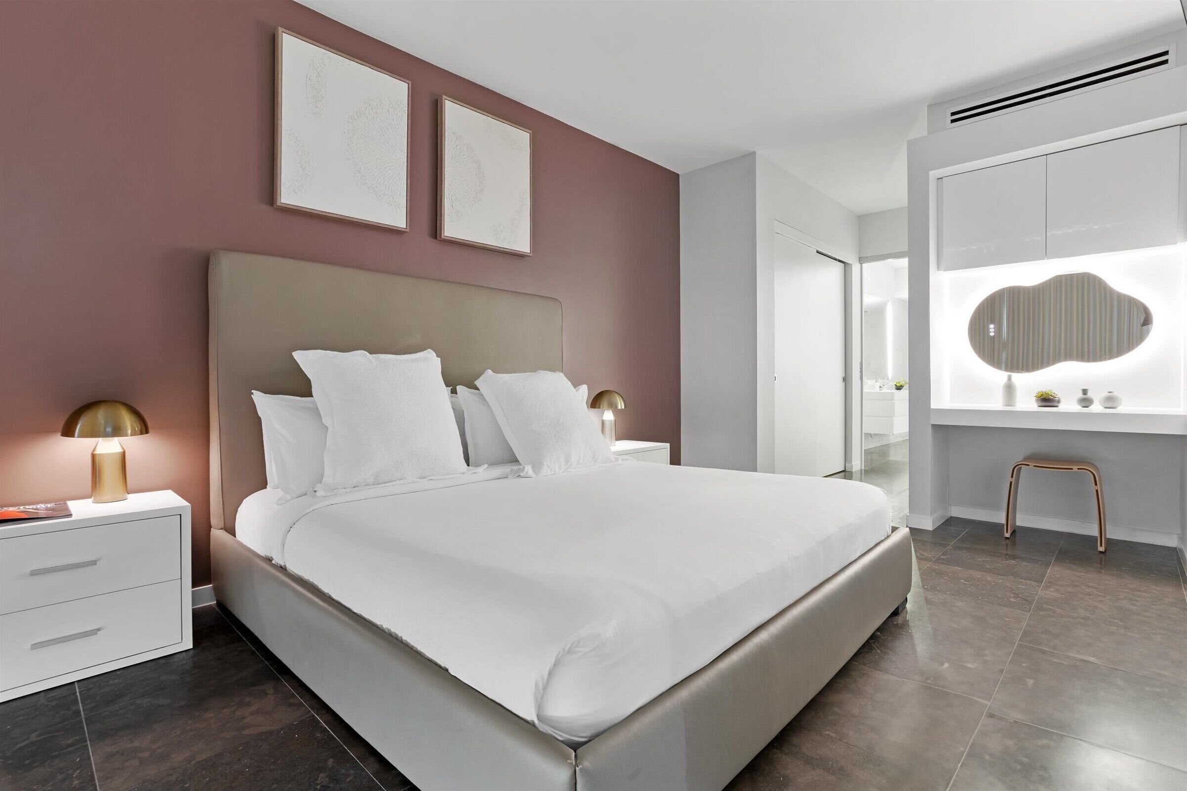 1 habitación, escritorio, tabla de planchar con plancha y cuna de viaje 