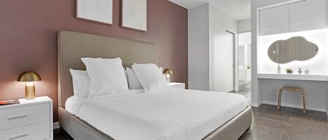 1 habitación, escritorio, tabla de planchar con plancha y cuna de viaje