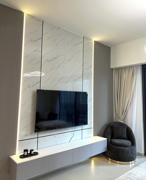 Interior - Stylish 1BR Downtown – mins to Burj Khalifa & Dubai Mall, vibrant spot. (Dubai)