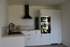 Fridge, microwave, oven, stovetop - Le Relais du Berger: House at the foot of the salt meadows of Mont Saint-Michel. (Céaux)