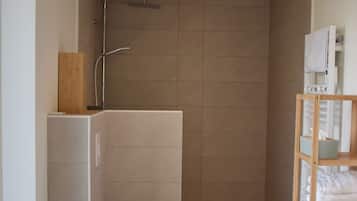 Douche, sèche-cheveux, serviettes fournies, savon