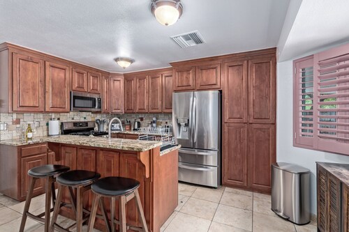 Downtown Oasis with Poolside Charm