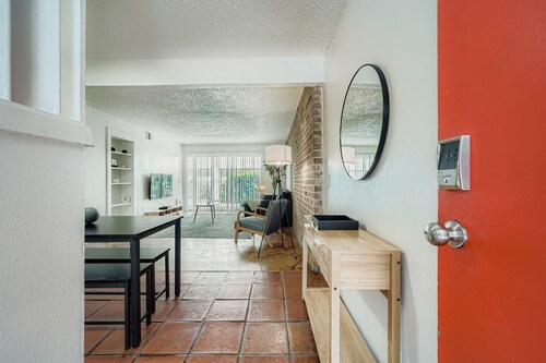 2B Getaway | Sleeps 6 | Pool, Pkg | Walk Dtwn