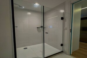 Secadora de cabello, toallas, jabón, papel de baño 