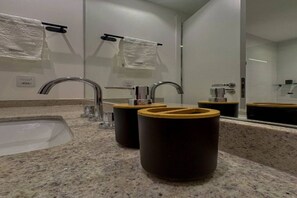 Hair dryer, towels, soap, toilet paper - SUM PARTRIDS 908 (Perdizes São Paulo)