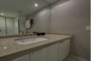 Sèche-cheveux, serviettes fournies, savon, papier toilette