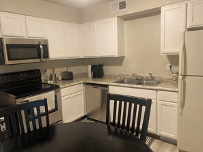 Mikrobølgeovn, ovn, kokeplater og oppvaskmaskin