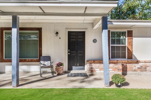 Comfy & Convenient 2 Bd 1 Bth Custom Patio heart of DFW/Arlington Entertain area