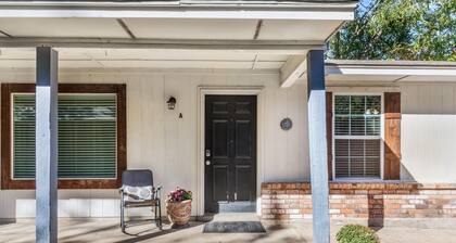 Comfy & Convenient 2 Bd 1 Bth Custom Patio heart of DFW/Arlington Entertain area