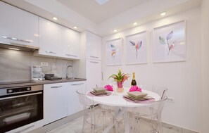 Een koelkast, een oven, een kookplaat, een vaatwasser