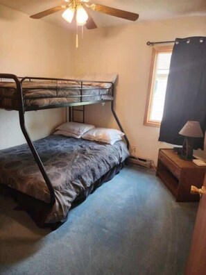 3 bedrooms, iron/ironing board, WiFi, bed sheets