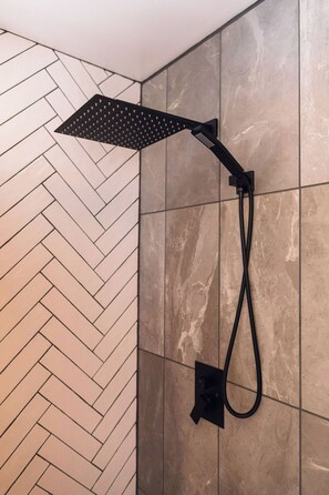 Douche, séchoir à cheveux, serviettes fournies, savon