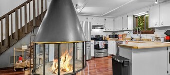 New WOODLANDS: Hot Tub, Pets, 7mi-Bentonville, Clean & Forest View