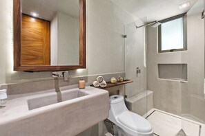 Haartrockner, Handtücher, Seife, Shampoo