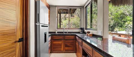 ثلاجة، ميكروويف، فرن، موقد طهي مسطح