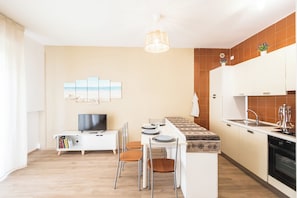 Fridge, microwave, stovetop, dishwasher - Terrace with view of the harbor - 5 min to the beach - AC (Misano Adriatico)