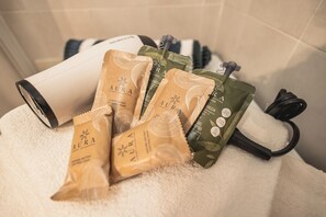 Shower, hair dryer, bidet, towels
