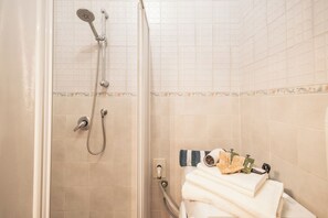 Shower, hair dryer, bidet, towels