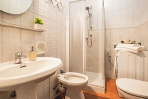 Dusche, Haartrockner, Bidet, Handtücher