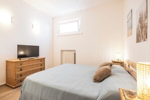 1 bedroom, bed sheets