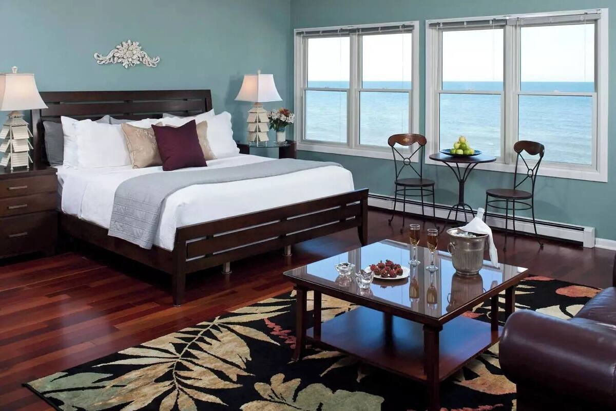 Habitación, chimenea, vista al lago | Ropa de cama de alta calidad y decoración personalizada
