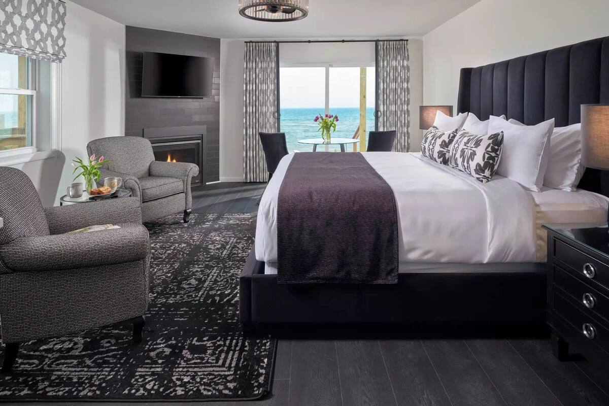 Habitación de lujo, 1 cama King size, hidromasaje | Ropa de cama de alta calidad y decoración personalizada