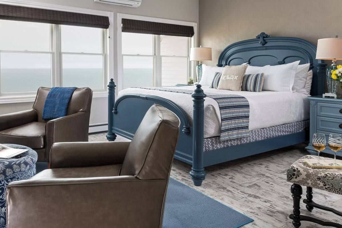 Habitación, chimenea, vista al lago | Ropa de cama de alta calidad y decoración personalizada