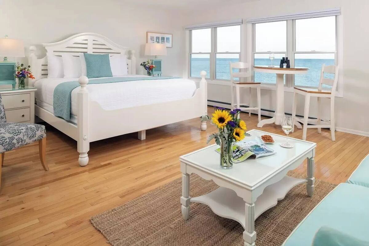 Habitación, chimenea, vista al lago | Ropa de cama de alta calidad y decoración personalizada