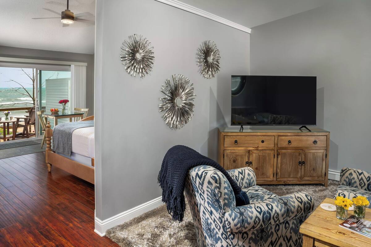 Habitación, chimenea, vista al lago | Ropa de cama de alta calidad y decoración personalizada