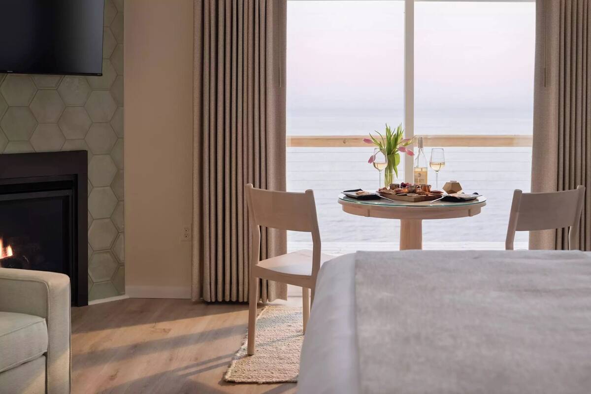 Habitación, chimenea, vista al lago | Ropa de cama de alta calidad y decoración personalizada