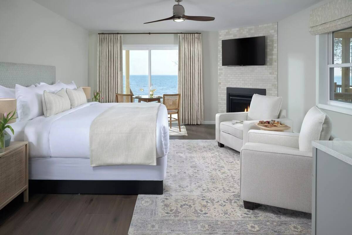 Habitación, chimenea, vista al lago | Ropa de cama de alta calidad y decoración personalizada