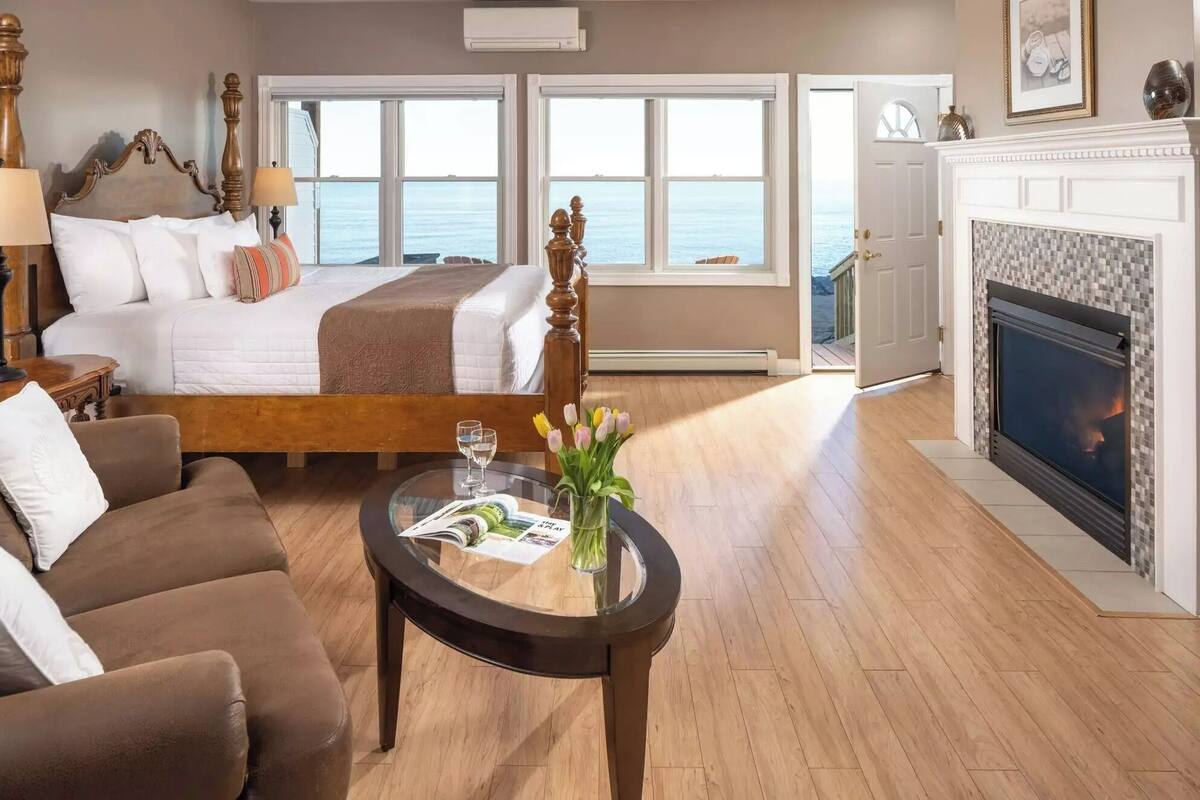 Habitación, chimenea, vista al lago | Ropa de cama de alta calidad y decoración personalizada