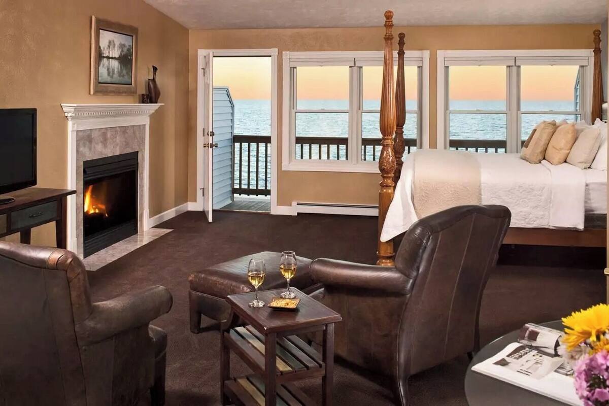 Habitación, chimenea, vista al lago | Ropa de cama de alta calidad y decoración personalizada