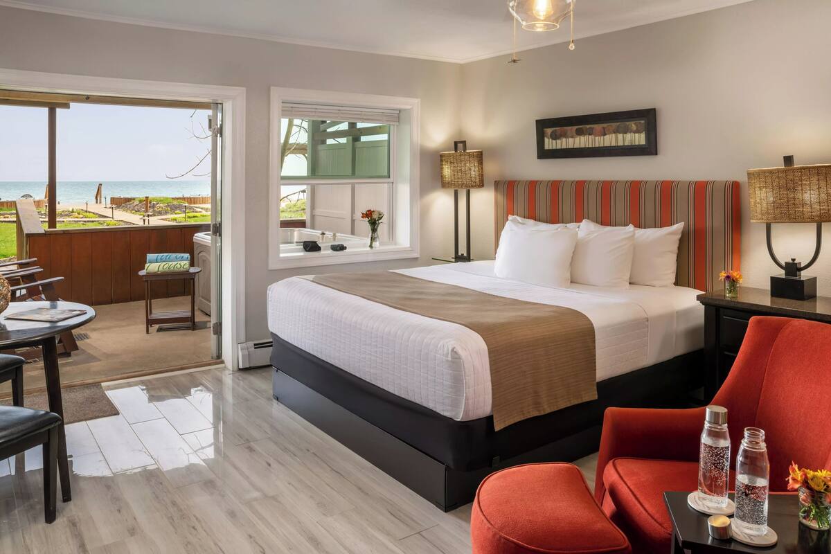 Habitación de lujo, 1 cama King size, hidromasaje, planta baja | Ropa de cama de alta calidad y decoración personalizada