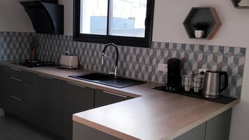 Réfrigérateur, micro-ondes, four, plaque de cuisson