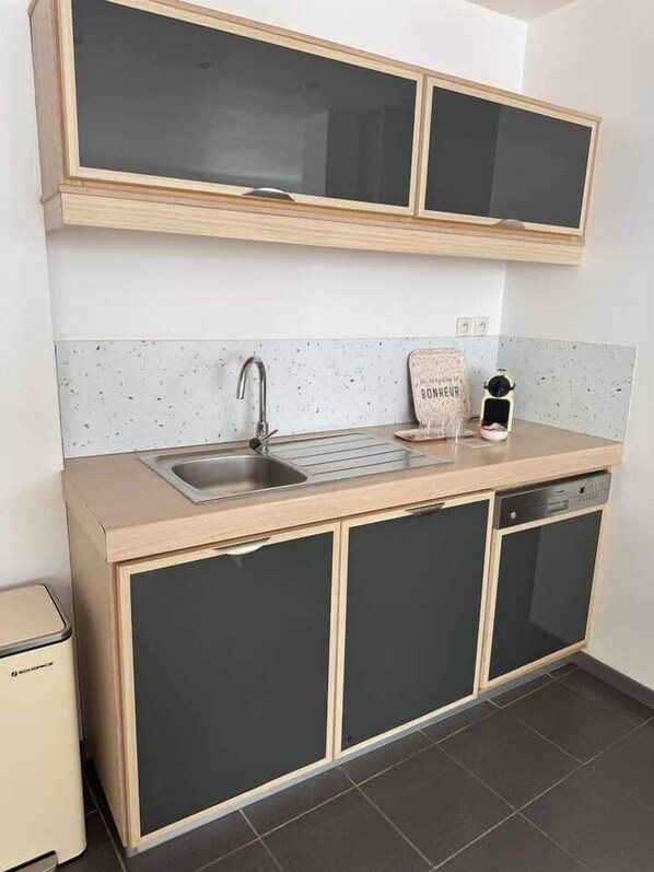 Fridge, microwave, oven, stovetop - Billie Blue, Sea view, town center, Ault (Ault)