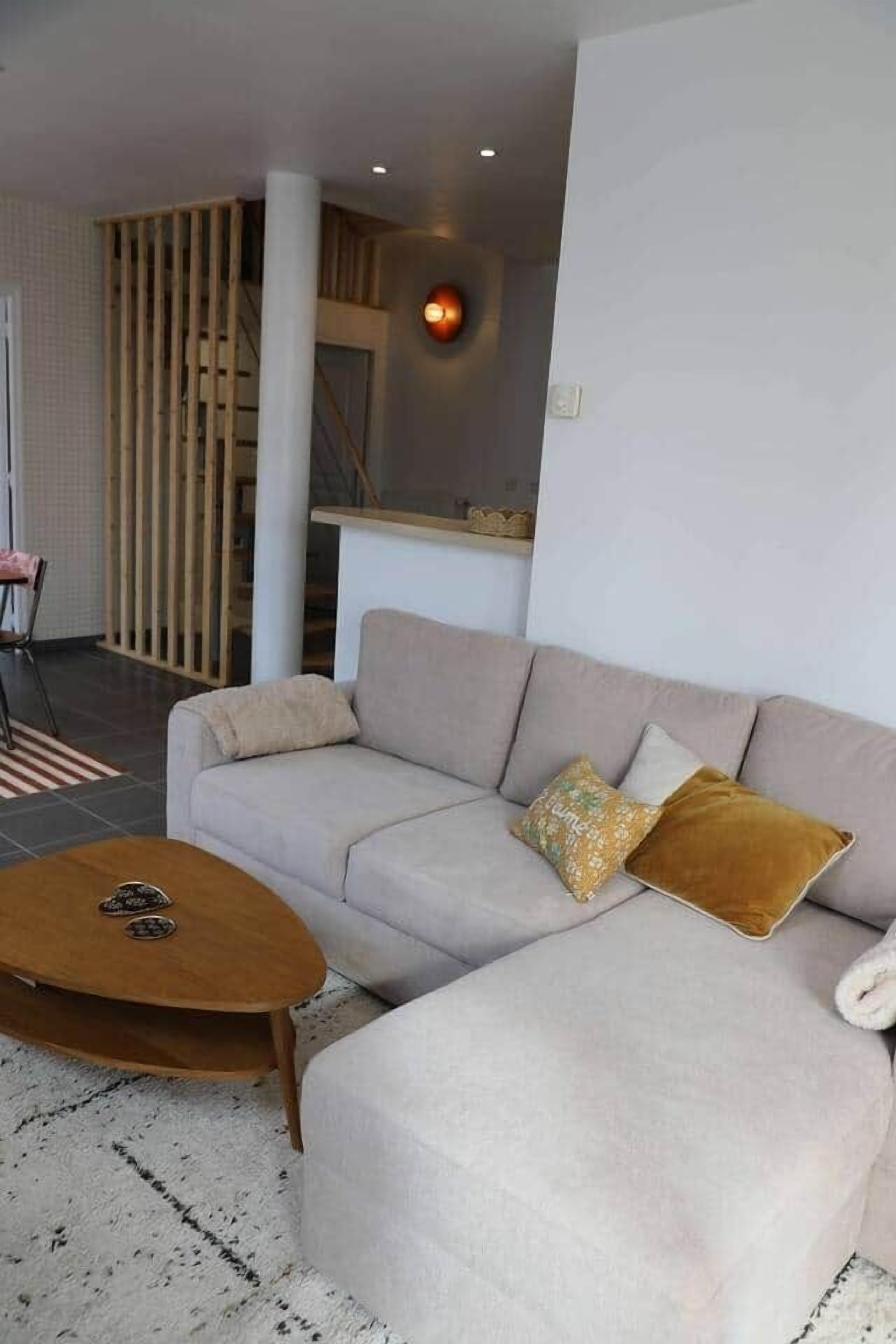 Tv, dvd-spelare, böcker och ett musikbibliotek