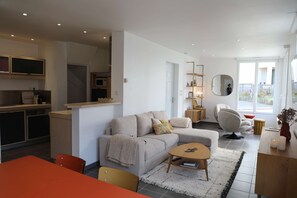 Télévision, lecteur de DVD, livres, médiathÚque