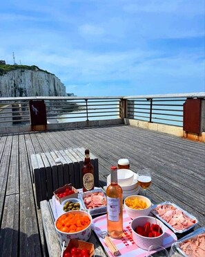 Outdoor dining - Billie Blue, Sea view, town center, Ault (Ault)