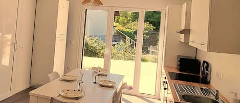 Refrigerador con congelador, microondas, horno y parrilla de estufa