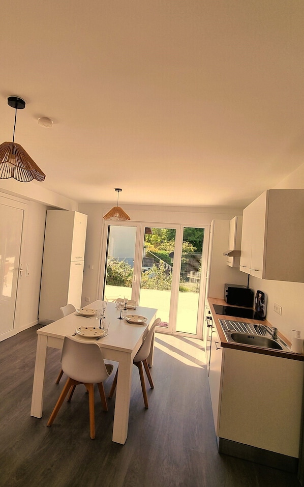 Full-sized fridge, microwave, oven, stovetop