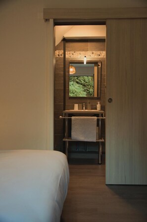 淋浴设施、吹风机、毛巾、洗发水