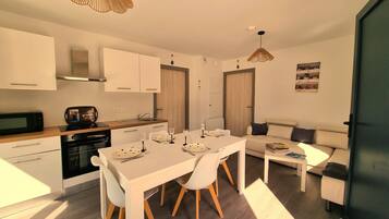 Frigorifero con congelatore, microonde, forno, piano cottura