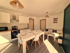 Full-sized fridge, microwave, oven, stovetop